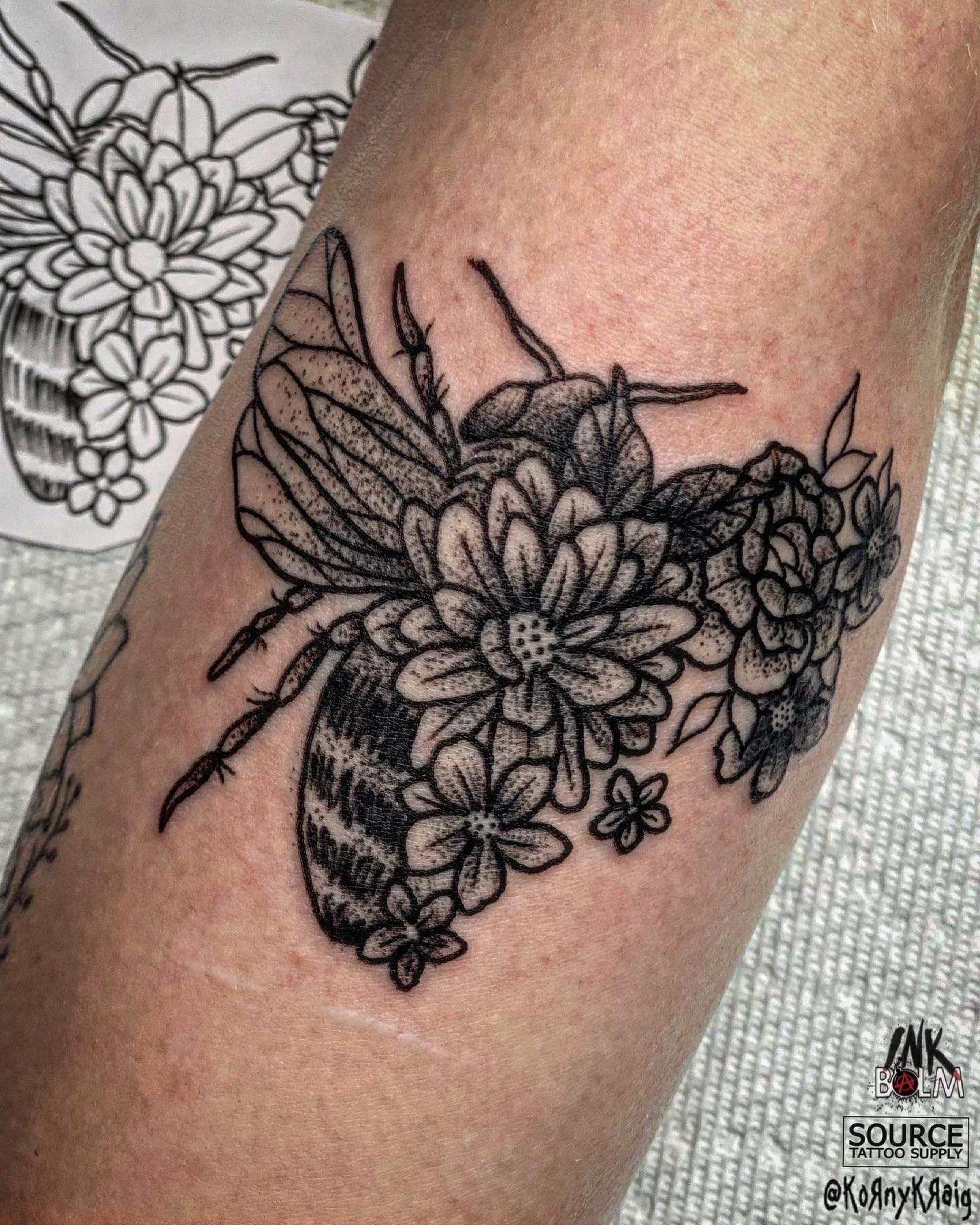 Tatuaje de Abeja y Flores con Puntos.