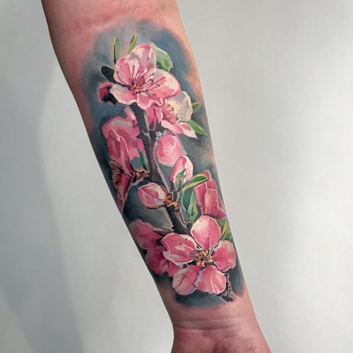 Idea de tatuaje de flor de cerezo en el brazo