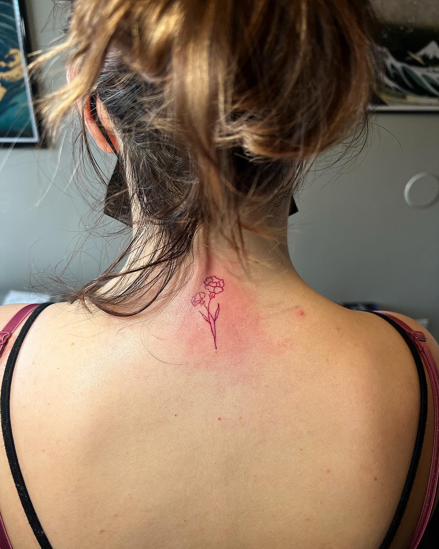 Tatuaje de Clavel Lineal en el Cuello