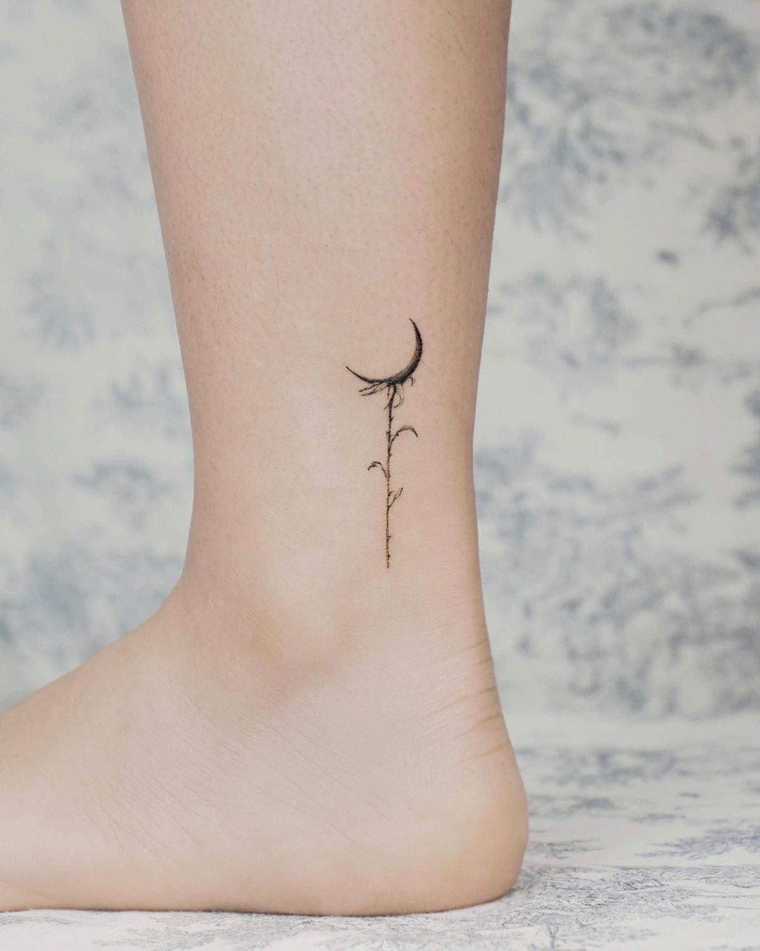 Tatuaje de flor de luna
