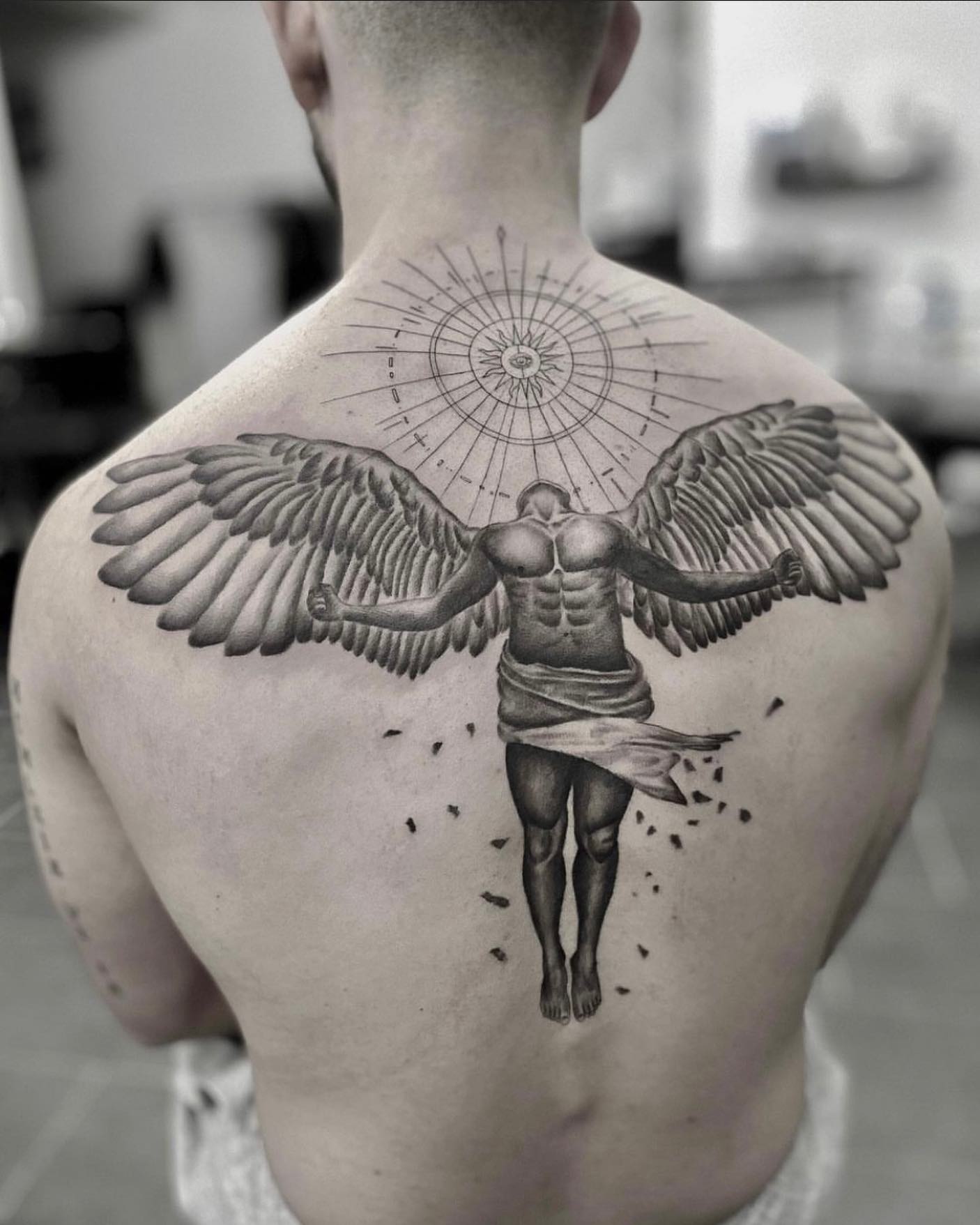 Gran Tatuaje de Ícaro en la Espalda