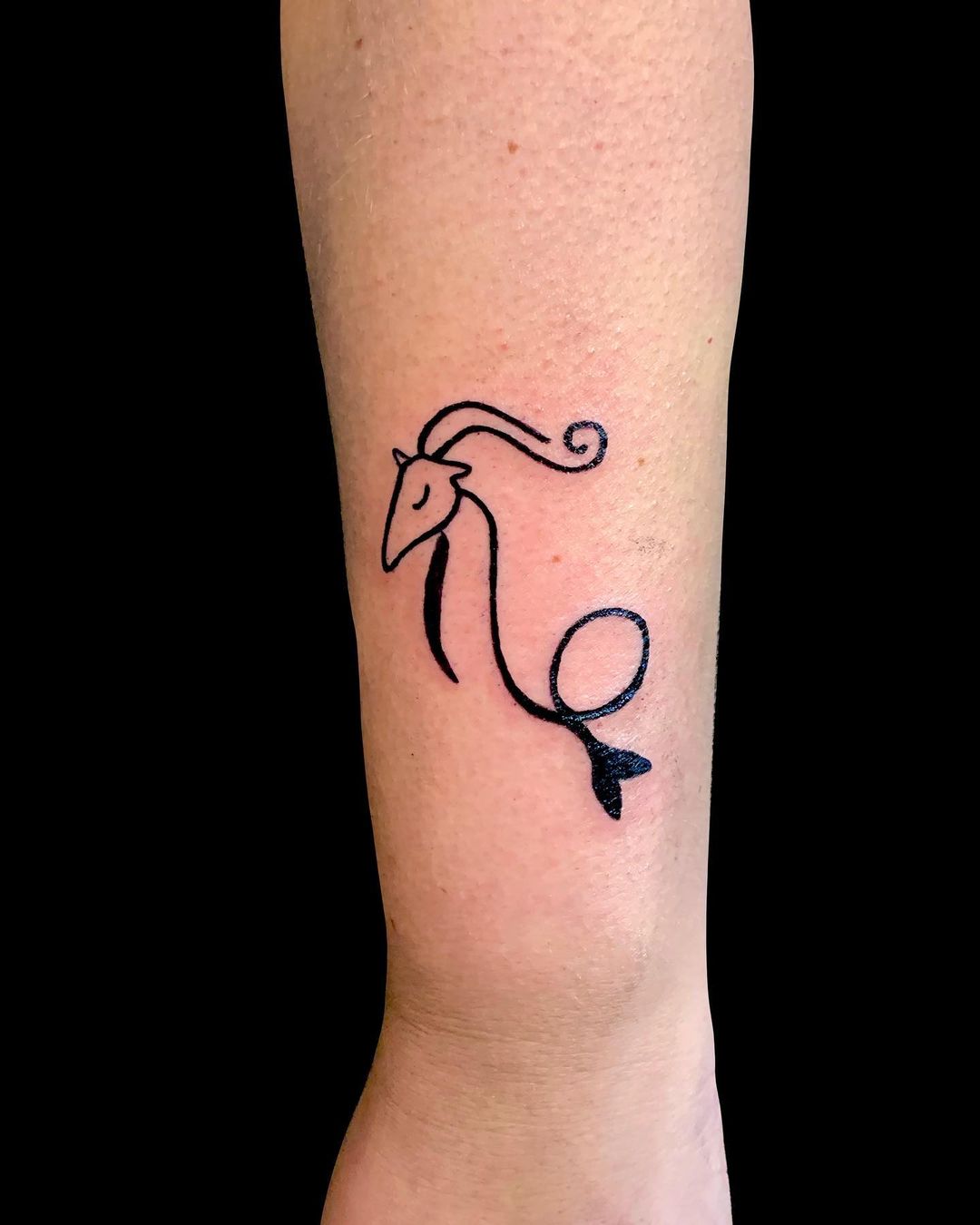 Tatuaje minimalista de Capricornio