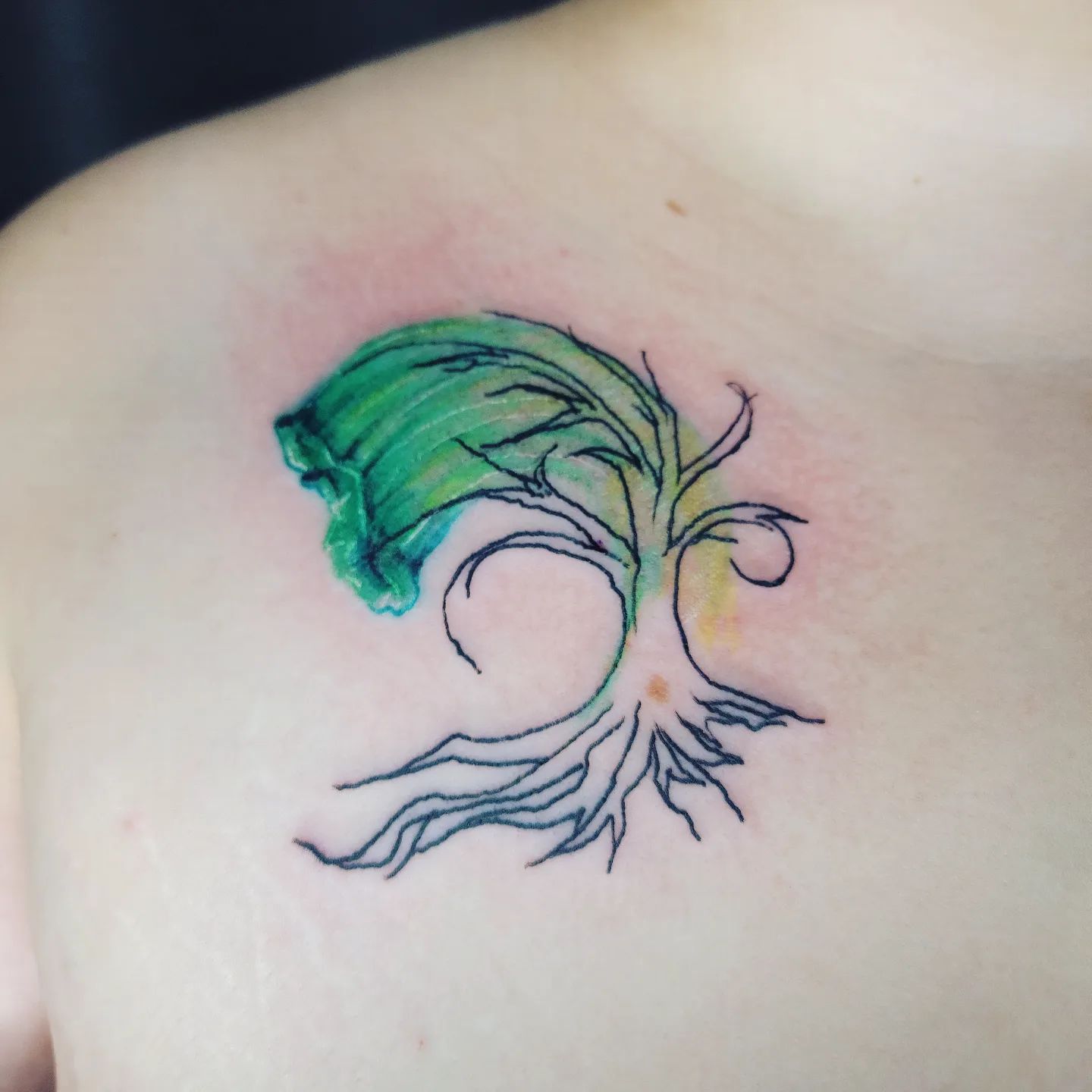 Pequeño tatuaje de árbol de la vida verde