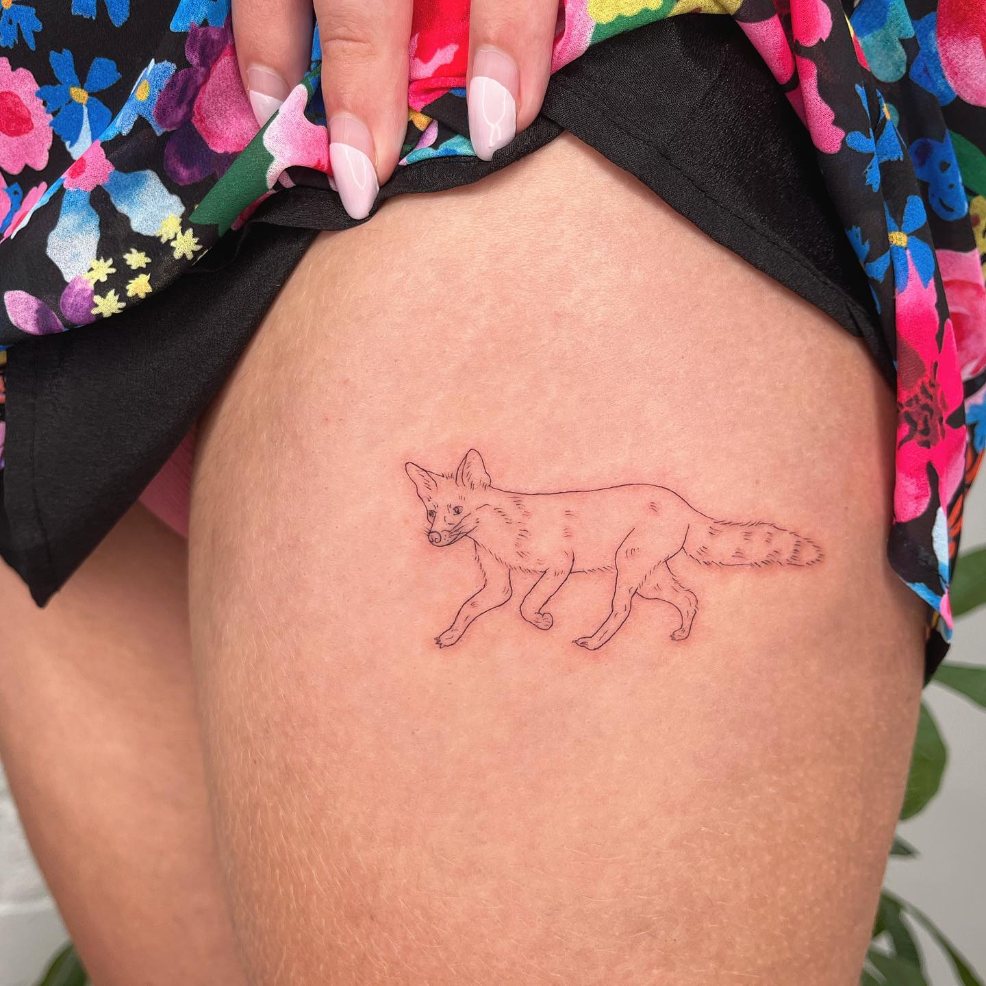 Tatuaje de zorro con muslo delineado en negro