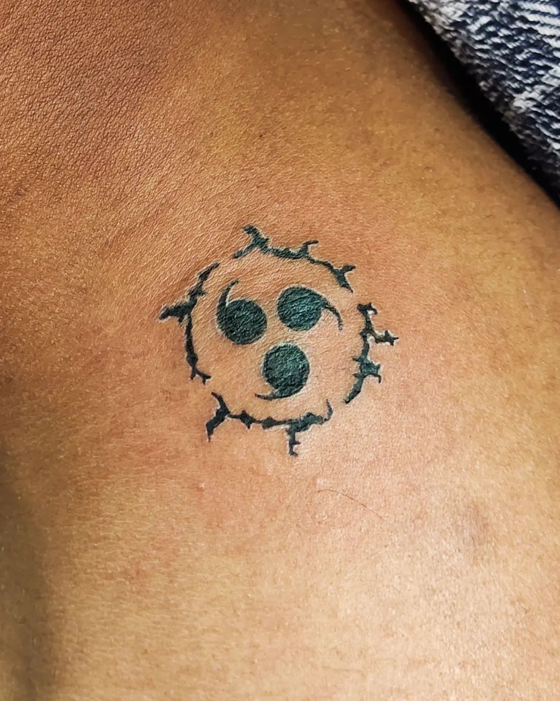 Diseño de tatuaje de marca de maldición simple