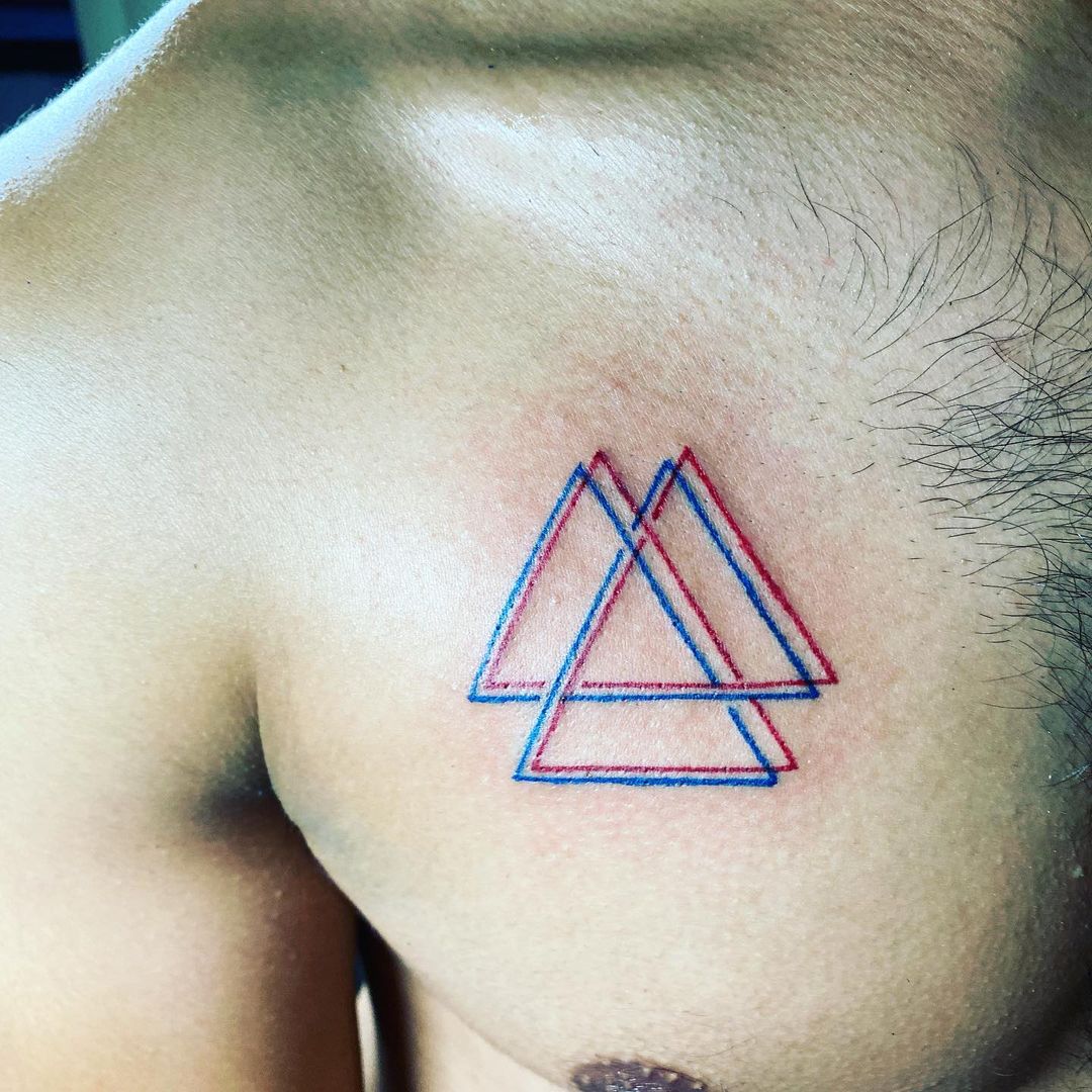 Tatuaje de Valknut azul y rojo en el pecho