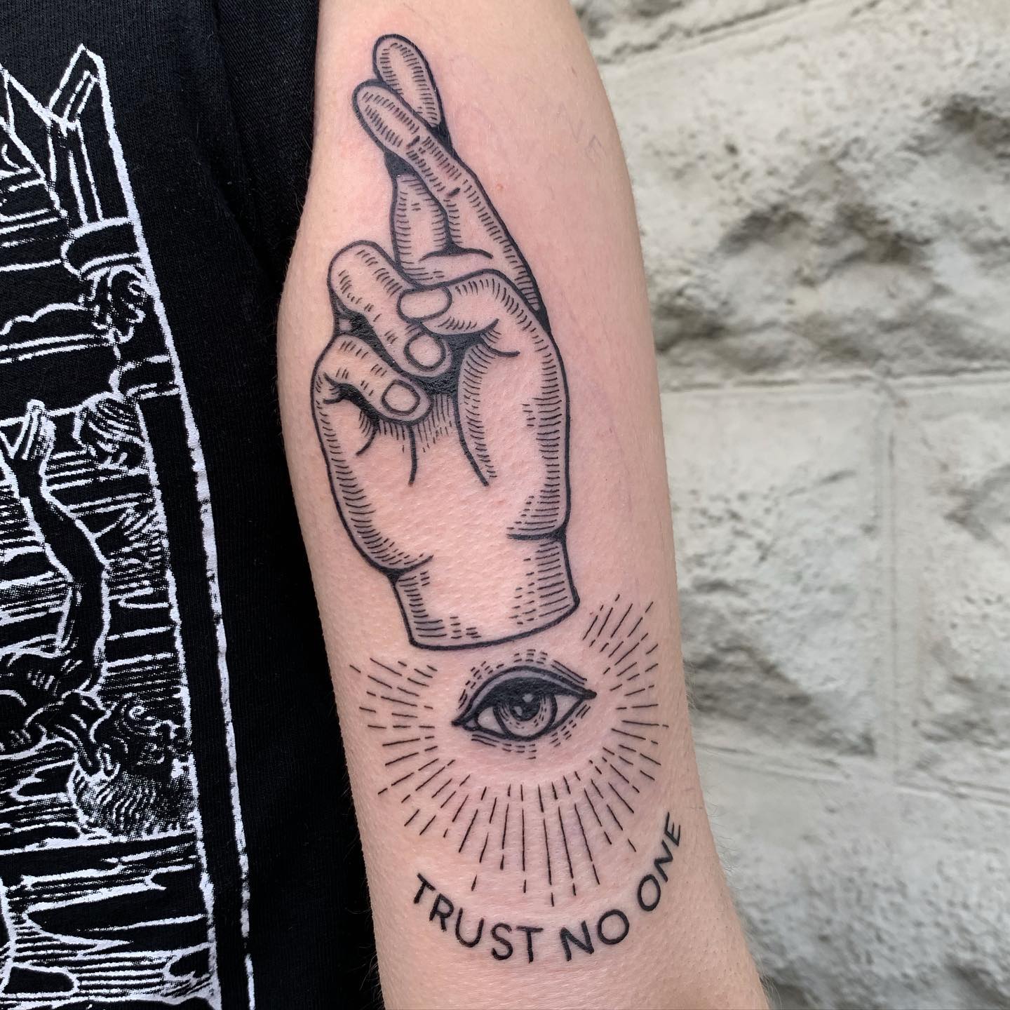 Tatuaje del Ojo que todo lo ve de brazo fresco