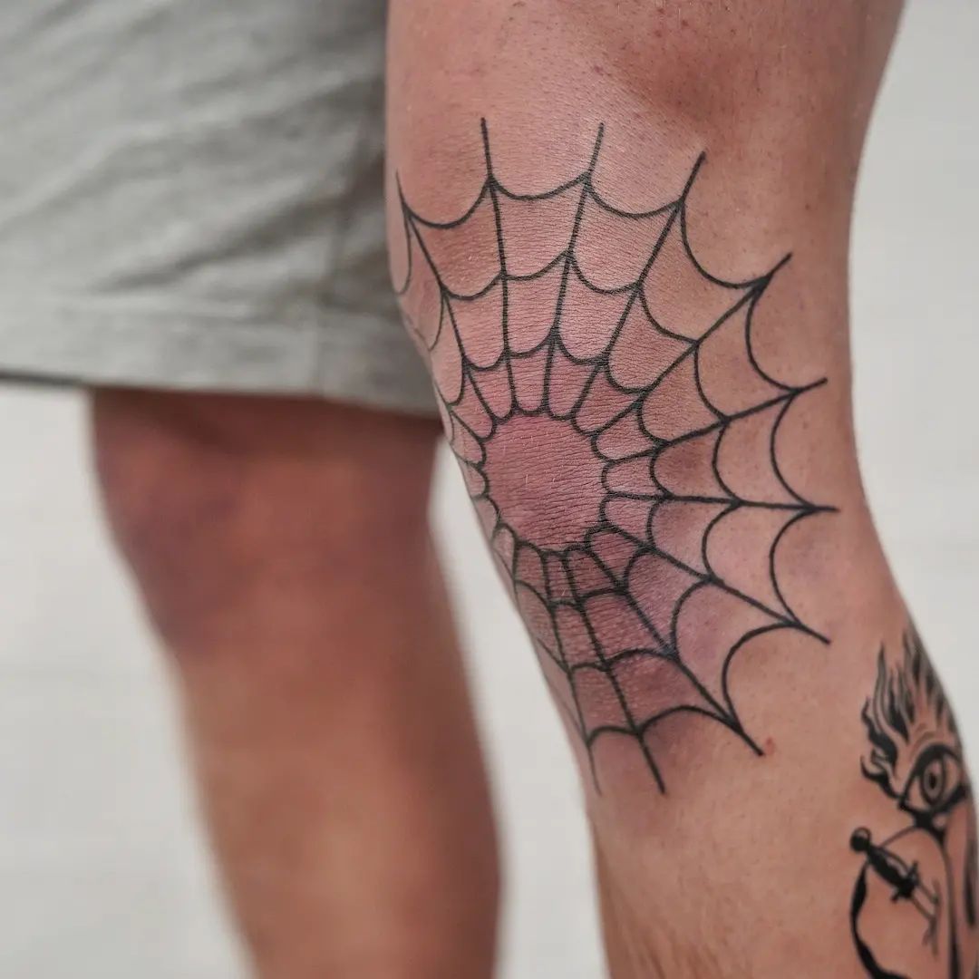 Tatuaje genial en la web de la rodilla