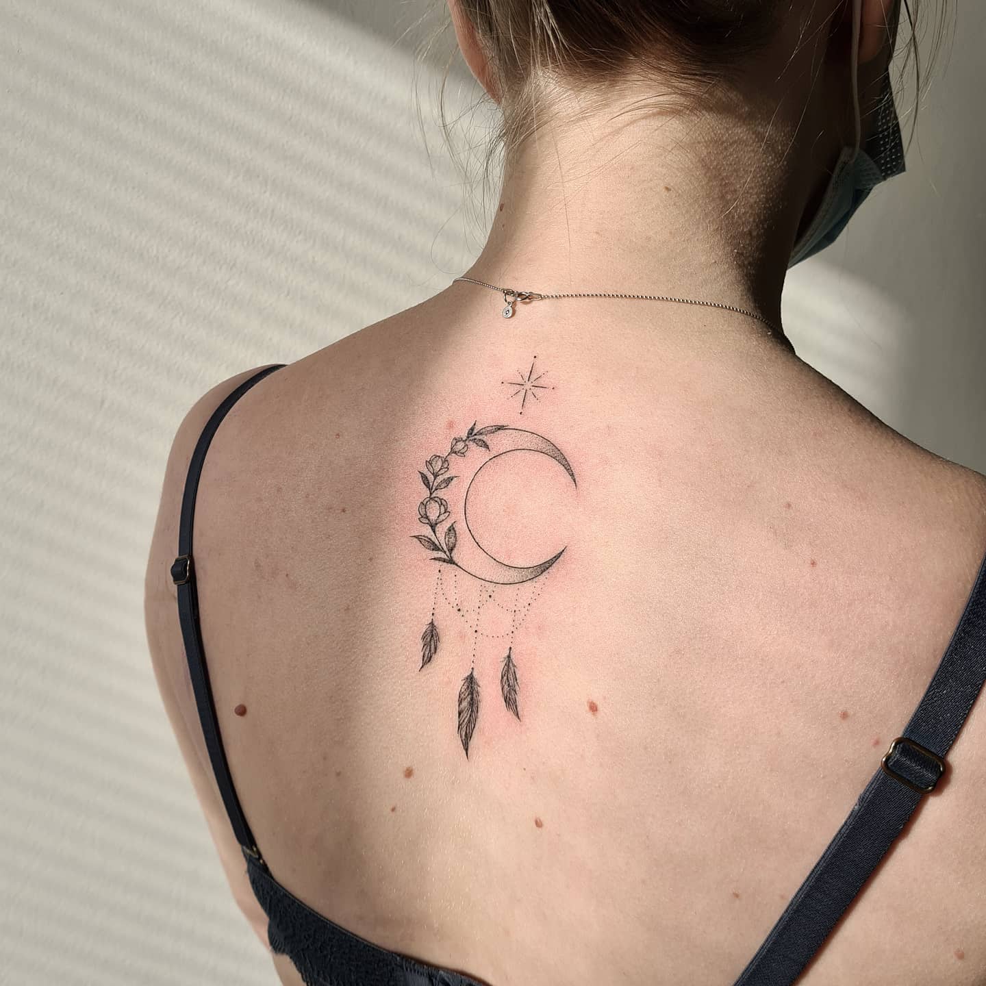 Tatuaje atrapasueños de luna floral