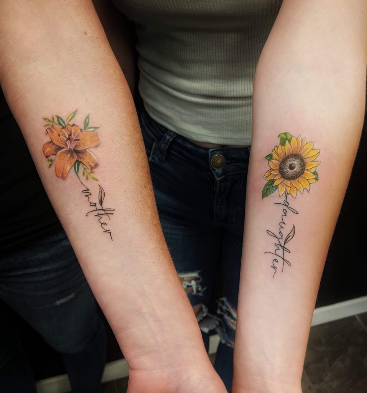 Tatuaje de girasol a juego para madre e hija.